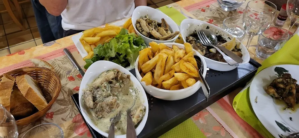 Grenouilles À la Crème À Gauche Et Persillade À Droite